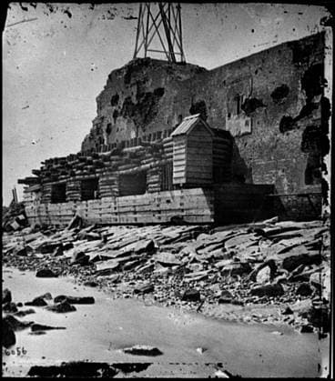 RECORD DATE NOT STATED Charleston, South Carolina Palmetto reinforcements on the channel side of Fort Sumter. Civil war photographs, 1861-1865 , Selected Civil War Photographs, 1861-1865. United States, History, Civil War, 1861-1865, Military facilities, Charleston (S.C.), History, Civil War, 1861-1865, Forts & fortifications, United States, South Carolina, Charleston. Copyright: xpiemagsx civwarpietiff12032023-18559 !ACHTUNG AUFNAHMEDATUM GESCHÄTZT!