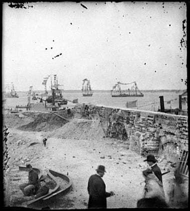 RECORD DATE NOT STATED Charleston, South Carolina Federal squadron dressed with flags for the anniversary of Maj. Robert Anderson s surrender (1861) seen from a parapet of Fort Sumter. Civil war photographs, 1861-1865 , Selected Civil War Photographs, 1861-1865. United States, History, Civil War, 1861-1865, Military facilities, United States, History, Civil War, 1861-1865, Commemoration, Charleston (S.C.), History, Civil War, 1861-1865, Forts & fortifications, Anniversaries, Military parades & ceremonies, United States, South Carolina, Charleston. Copyright: xpiemagsx civwarpietiff12032023-18567 !ACHTUNG AUFNAHMEDATUM GESCHÄTZT!