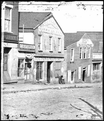 IMAGO History, Ende des afrikanischen Sklavenhandels und die Abschaffung der Sklaverei: 1807-1888 RECORD DATE NOT STATED Auction & Negro Sales, Whitehall Street. Civil war photographs, 1861-1865 , Stereograph printed from original negative in: LOT 4164-A, Published in: African Americans chapter of the ebook Great Photographs from the Library of Congress, 2013, Selected Civil War Photographs, 1861-1865. United States, History, Civil War, 1861-1865, African Americans, Atlanta Campaign, 1864, , Slave trade, United States, Georgia, Atlanta. Copyright: xpiemagsx civwarpietiff12032023-18663 !ACHTUNG AUFNAHMEDATUM GESCHÄTZT!