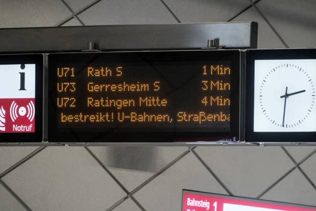 Düsseldorf 15.03.2023 ÖPNV Warnstreik öffentlicher Dienst Streiktag Streikrecht Gewerkschaften verdi ver.di Rheinbahn U-Bahn Strassenbahn Tram Busse Tarifverhandlungen Kommunen Bahnstreik Düsseldorf Nordrhein-Westfalen Deutschland *** Dusseldorf 15 03 2023 public transport warning strike public service strike day right to strike unions verdi ver di Rheinbahn subway streetcar streetcar buses collective bargaining municipalities railroad strike Dusseldorf North Rhine Westphalia Germany