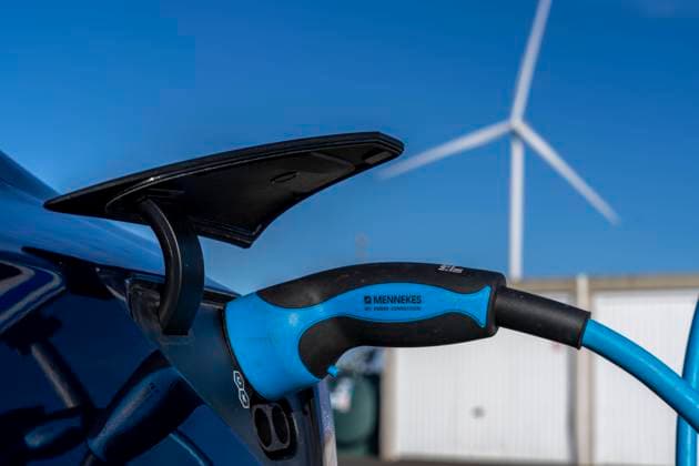 Elektro Auto Schnellladestation, des Niederländischen Anbieters PowerGo, im Fährhafen von Eemshaven, betrieben mit erneuerbarer Energie, Niederlande, E-Auto Schnellladestation *** Electric car fast charging station, of the Dutch provider PowerGo, in the ferry port of Eemshaven, powered by renewable energy, Netherlands, E car fast charging station.
