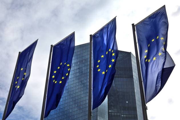 16.03.2023, Frankfurt, DEU Pressekonferenz der Europaeischen Zentralbank, ECB, Europafahnen vor dem Gebaeude der EZB *** 16 03 2023, Frankfurt, DEU Press conference of the European Central Bank, ECB, European flags in front of the ECB building.