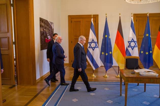 Benjamin Netanyahu at Bellevue Palace, entry in the guest book of the Federal President Frank Walter Steinmeier of the Prime Minister of the State of Israel, Benjamin Netanyahu at Bellevue Palace Berlin Berlin Germany