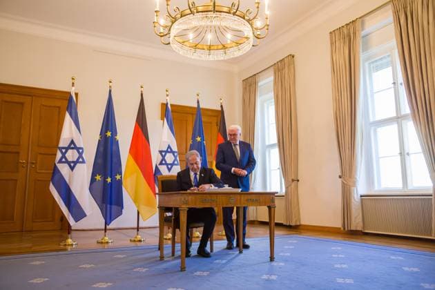 Benjamin Netanyahu at Bellevue Palace, entry in the guest book of the Federal President Frank Walter Steinmeier of the Prime Minister of the State of Israel, Benjamin Netanyahu at Bellevue Palace Berlin Berlin Germany