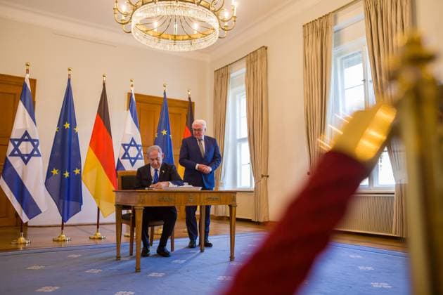 Benjamin Netanyahu in Bellevue Palace, entry in the guest book of the Federal President Frank Walter Steinmeier of the Prime Minister of the State of Israel, Benjamin Netanyahu in Bellevue Palace Berlin Berlin Germany