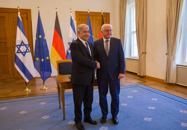 Benjamin Netanyahu in Bellevue Palace, entry in the guest book of the Federal President Frank Walter Steinmeier of the Prime Minister of the State of Israel, Benjamin Netanyahu in Bellevue Palace Berlin Berlin Germany