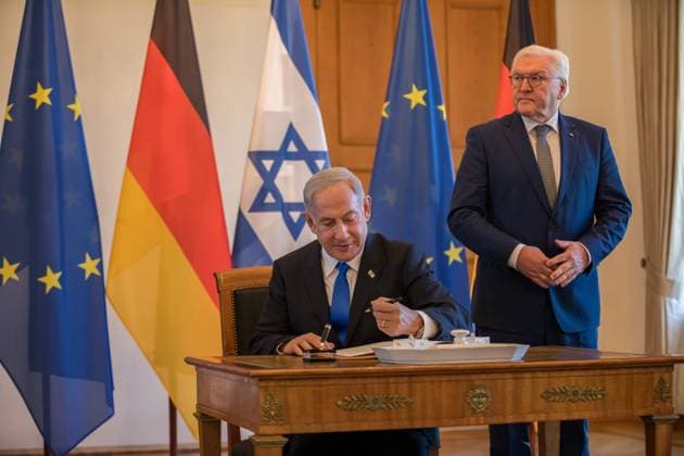 Benjamin Netanyahu in Bellevue Palace, entry in the guest book of the Federal President Frank Walter Steinmeier of the Prime Minister of the State of Israel, Benjamin Netanyahu in Bellevue Palace Berlin Berlin Germany