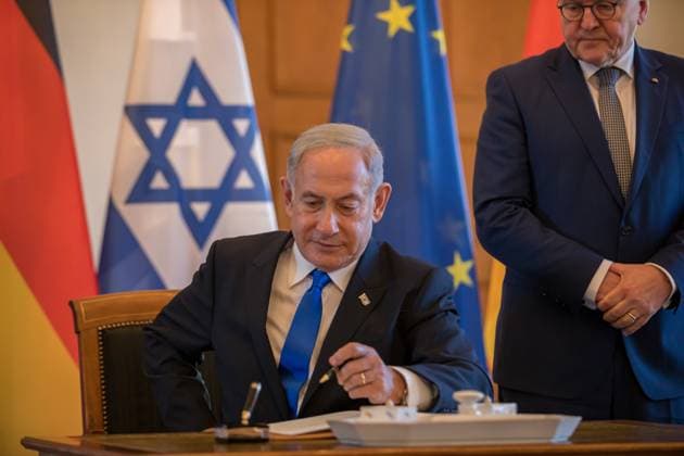 Benjamin Netanyahu in Bellevue Palace, entry in the guest book of the Federal President Frank Walter Steinmeier of the Prime Minister of the State of Israel, Benjamin Netanyahu in Bellevue Palace Berlin Berlin Germany