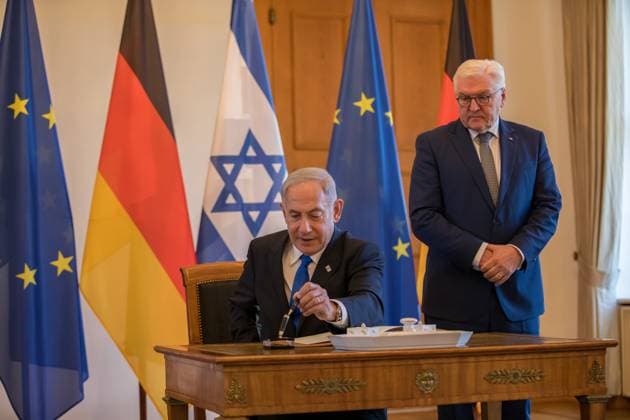 Benjamin Netanyahu at Bellevue Palace, entry in the guest book of the Federal President Frank Walter Steinmeier of the Prime Minister of the State of Israel, Benjamin Netanyahu at Bellevue Palace Berlin Berlin Germany