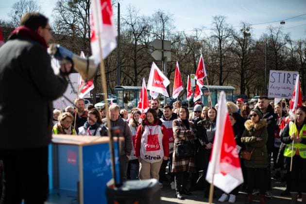 News Themen der Woche KW11 News Bilder des Tages Pflegekräfte streiken in München Hunderte streikende Pflegekräfte versammelten sich am 16.3.2023 vor dem Schwabinger Krankenhaus in München, um für bessere Arbeitsbedingungen und eine Lohnerhöhung von 10,5%, mindestens aber 500 Euro mehr zu demonstrieren. -- Hundreds of striking nurses and care workers gathered in front of the Muenchen Klinik Schwabinger hospital on March 16, 2023 in Munich, Germany to protest for better working conditions and higher wages of 10.5% but minimum 500 Euro more. München Bayern Deutschland Copyright: xAlexanderxPohlx