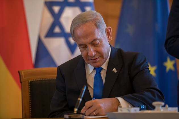 Benjamin Netanyahu in Bellevue Palace, entry in the guest book of the Federal President Frank Walter Steinmeier of the Prime Minister of the State of Israel, Benjamin Netanyahu in Bellevue Palace Berlin Berlin Germany