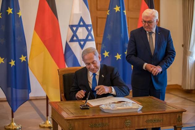 Benjamin Netanyahu in Bellevue Palace, entry in the guest book of the Federal President Frank Walter Steinmeier of the Prime Minister of the State of Israel, Benjamin Netanyahu in Bellevue Palace Berlin Berlin Germany