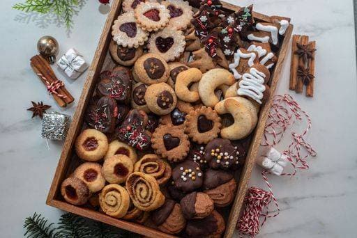 RECORD DATE NOT STATED A closeup of yummy christmas cookies on a table with decorations *** einer closeupe des yummy Weihnachten Coockie am einer Tisch mit Dekorationen 13262378