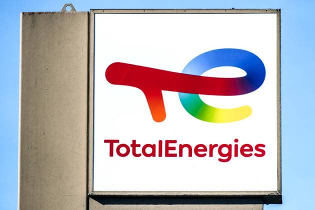 Düsseldorf 16.03.2023 TotalEnergies Mineralölkonzern Total Tankstelle Tankstellennetz Benzinpreise Düsseldorf Nordrhein-Westfalen Deutschland *** Düsseldorf 16 03 2023 TotalEnergies petroleum company Total petrol station petrol station network petrol prices Düsseldorf North Rhine Westphalia Germany