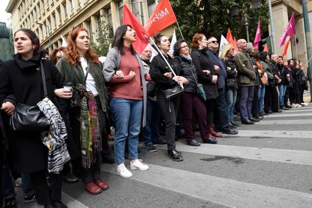 Bilder des Jahres 2023, News 03 März News Themen der Woche KW11 News Bilder des Tages March 16, 2023, Athens, Greece: YIANIS VAROUFAKIS marches alongside party supporters. Thousands took part in a 24h nationwide general strike called by private and public sector unions, to protest against the recent train accident at Tempi. Athens Greece - ZUMAg221 20230316_zap_g221_022 Copyright: xNikolasxGeorgioux