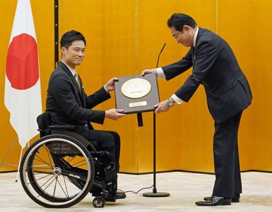 Japan, Fumio Kishida während einer Preisverleihung in Tokio Wheelchair tennis great Kunieda given People s Honor Award Shingo Kunieda, a former Japanese professional wheelchair tennis player who won 28 Grand Slam titles and three Paralympic gold medals in the men s singles, receives a plaque from Japanese Prime Minister Fumio Kishida during a presentation ceremony for the government to confer on him the People s Honor Award on March 17, 2023, at the premier s office in Tokyo.  A14AA0001407190P