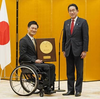Japan, Fumio Kishida während einer Preisverleihung in Tokio Wheelchair tennis great Kunieda given People s Honor Award Shingo Kunieda, a former Japanese professional wheelchair tennis player who won 28 Grand Slam titles and three Paralympic gold medals in the men s singles, and Japanese Prime Minister Fumio Kishida pose for photos during a presentation ceremony for the government to confer on Kunieda the People s Honor Award on March 17, 2023, at the premier s office in Tokyo.  A14AA0001407192P
