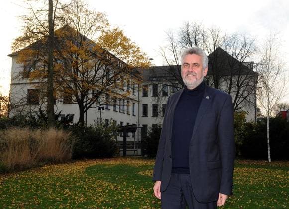 Prof. Armin Willingmann *** NUR FÜR REDAKTIONELLE ZWECKE *** EDITORIAL USE ONLY ***<p>Der aus Dinslaken stammende Prof. Armin Willingmann am 26.11.2016 in Dinslaken vor seiner alten Schule, dem Theodor Heuss Gymnasium. Heute lebt er in Sachsen Anhalt und ist dort der neue Wirtschaftsminister. D NRW Dinslaken Copyright: HeikoxKempken *** Prof Armin Willingmann *** ONLY FOR EDITORIAL PURPOSE *** EDITORIAL USE ONLY *** P the from Dinslaken originating Prof Armin Willingman on 26 11 2016 in Dinslaken before its Old School, the Theodor Heuss Gymnasium Today lives he in Saxony Anhalt and is there the New Minister for Economic Affairs D NRW Dinslaken Copyright HeikoxKempken Copyright: HeikoxKempken docnrwhugopicture122122507 EDITORIAL USE ONLY