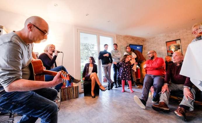 Benefiz- Hauskonzert, Liz &amp; Taylor spielen kostenlos berührende Musik im Wohnzimmer von Oliver Wohler am Sonntag, 27.11.2016 in Oberhausen. Im Bild: Jürgen Geppert und Petra Stief alias Liz &amp; Taylor ¨ Foto: Christoph Wojtyczka Funke Foto Services Benefiz- Hauskonzert, Liz &amp; Taylor spielen kostenlos berührende Musik im Wohnzimmer von Oliver Wohler am Sonntag, 27.11.2016 in Oberhausen. Im Bild: Jürgen Geppert und Petra Stief alias Liz &amp; Taylor Ã¢â‚¬Â¨ Deutschland NRW Oberhausen Copyright: ChristophxWojtyczka