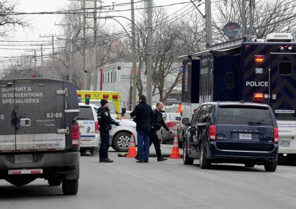 Kanada, Polizei-Ermittlungen nach Messerstecherei in Montreal March 17, 2023, Montreal, PQ, CANADA: Montreal police attend the scene of a triple stabbing, in Montreal, Friday, March 17, 2023. Montreal police say a suspect is under arrest after three people were found stabbed to death inside an east-end Montreal apartment. Montreal CANADA  - ZUMAc35_ 20230317_zaf_c35_003 Copyright: xRyanxRemiorzx