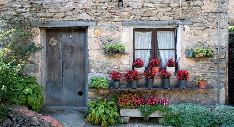 Typical house in Beget, La Garrotxa, Catalonia, Spain Copyright: xRafaelxLaguillox xDesignxPicsx , 30313009 Copyright: RafaelxLaguillox xDesignxPics 30313009