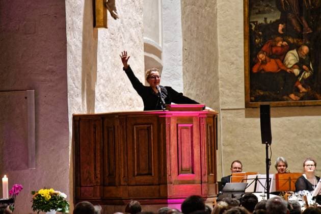 Chor und Orchester 17.03.2023 Drei Tage Musik in Dessau-Roßlau Die Tage der Chor- und Orchestermusik (TCOM) sind eines der bedeutendsten Feste der Amateurmusik in Deutschland. Sie finden jedes Jahr in einem anderen Bundesland statt. In diesem Jahr kommen die TCOM vom 17. – 19. März 2023 in die Bauhausstadt Dessau-Roßlau mit ihren vielen Chören, Ensembles und der großen Musiktradition von Friedrich Schneider bis Kurt Weill. Eröffnung in der Dessauer Johanniskirche mit: BEGRÜßUNG: Geertje Perlberg, Pastorin St. Johannis und St. Marien zu Dessau auf der Kanzel. GRUßWORTE: Dr. Robert Reck, Oberbürgermeister der Stadt Dessau-Roßlau und Heiko Schulze, Vizepräsident des Bundesmusikverbands