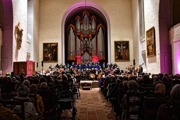 Chor und Orchester 17.03.2023 Drei Tage Musik in Dessau-Roßlau Die Tage der Chor- und Orchestermusik (TCOM) sind eines der bedeutendsten Feste der Amateurmusik in Deutschland. Sie finden jedes Jahr in einem anderen Bundesland statt. In diesem Jahr kommen die TCOM vom 17. – 19. März 2023 in die Bauhausstadt Dessau-Roßlau mit ihren vielen Chören, Ensembles und der großen Musiktradition von Friedrich Schneider bis Kurt Weill. Eröffnung in der Dessauer Johanniskirche mit: BEGRÜßUNG: Geertje Perlberg, Pastorin St. Johannis und St. Marien zu Dessau auf der Kanzel. GRUßWORTE: Dr. Robert Reck, Oberbürgermeister der Stadt Dessau-Roßlau und Heiko Schulze, Vizepräsident des Bundesmusikverbands