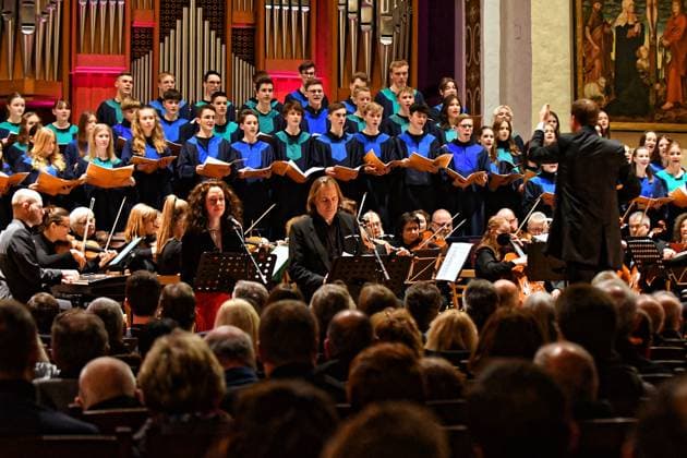 Chor und Orchester 17.03.2023 Drei Tage Musik in Dessau-Roßlau Die Tage der Chor- und Orchestermusik (TCOM) sind eines der bedeutendsten Feste der Amateurmusik in Deutschland. Sie finden jedes Jahr in einem anderen Bundesland statt. In diesem Jahr kommen die TCOM vom 17. – 19. März 2023 in die Bauhausstadt Dessau-Roßlau mit ihren vielen Chören, Ensembles und der großen Musiktradition von Friedrich Schneider bis Kurt Weill. Eröffnung in der Dessauer Johanniskirche mit: BEGRÜßUNG: Geertje Perlberg, Pastorin St. Johannis und St. Marien zu Dessau auf der Kanzel. GRUßWORTE: Dr. Robert Reck, Oberbürgermeister der Stadt Dessau-Roßlau und Heiko Schulze, Vizepräsident des Bundesmusikverbands