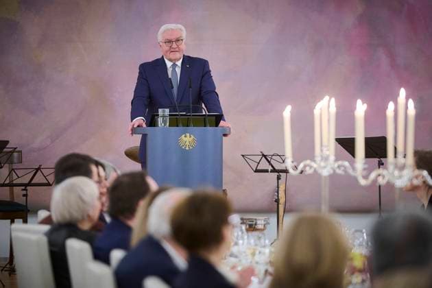 Bilder des Jahres 2023, News 03 März News Themen der Woche KW11 News Bilder des Tages Berlin, Rede des Bundespräsidenten beim Bankett zu 175 Jahre Märzrevolution von 1848 Bundespräsident Frank-Walter Steinmeier (SPD) hält am 17.03.2023 eine Rede im Schloss Bellevue zum Auftakt eines Republikanischen Banketts im Rahmen der 175 Jahre Märzrevolution von 1848 Feierlichkeiten in Berlin. Zu den 120 Gästen zählten neben Vertretern der Gesellschaft auch Bundestagspräsidentin Bärbel Bas, Bundesratspräsident Peter Tschentscher oder die Schauspielerin Katharina Thalbach. Berlin Schloss Bellevue Berlin Deutschland *** Berlin, speech of the Federal President at the banquet to 175 years of March Revolution of 1848 Federal President Frank Walter Steinmeier SPD holds a speech at Bellevue Palace on 17 03 2023 at the start of a Re