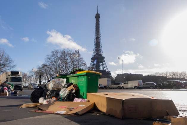 Bilder des Jahres 2023, News 03 März News Themen der Woche KW11 News Bilder des Tages Paris, France March 18, 2023 - Garbage that piles up in the streets. On the twelfth day of the garbage collectors strike against the pension reform, the threshold of 10,000 tons of uncollected waste has been crossed. POUBELLES, ORDURES MENAGERES, ILLUSTRATION, GREVE DES EBOUEURS, RAMASSAGE DES ORDURES, COLLECTE, REFORME DES RETRAITES, LUTTE SOCIALE, GREVISTES, INSALUBRITE, SALE, SALETE, PROPRETE DE PARIS, REQUISITIONS, SOCIETE, TROTTOIRS, MALODORANT, ODEURS, HYGIENE, DETRITUS, RATS, PROBLEME SANITAIRE, TOUR EIFFEL, EIFFEL TOWER  Copyright: xVincentxIsorex