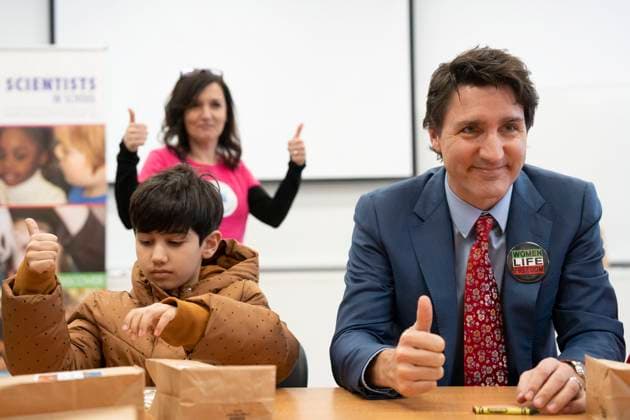News Bilder des Tages March 18, 2023, Aurora, ON, Canada: Prime Minister Justin Trudeau sits next to Arteen Golizadeh as he does science based crafts with children during a Nowruz celebration with members of the Persian community, in Aurora, Ont., on Saturday March 18, 2023. Aurora Canada  - ZUMAc35_ 20230318_zaf_c35_062 Copyright: xChrisxYoungx