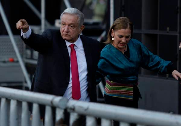 85th Anniversary Of The Oil Expropriation In Mexico Andres Manuel Lopez Obrador, President of Mexico, accompanied by his wife Beatriz Gutierrez Muller, outside the National Palace in the Zocalo of Mexico City to greet thousands of people who attended the message to the nation on the occasion of the 85th Anniversary of the Oil Expropriation in Mexico. Mexico City Mexico  Copyright: xGerardoxVieyrax originalFilename: vieyra-notitle230318_npSfa.jpg