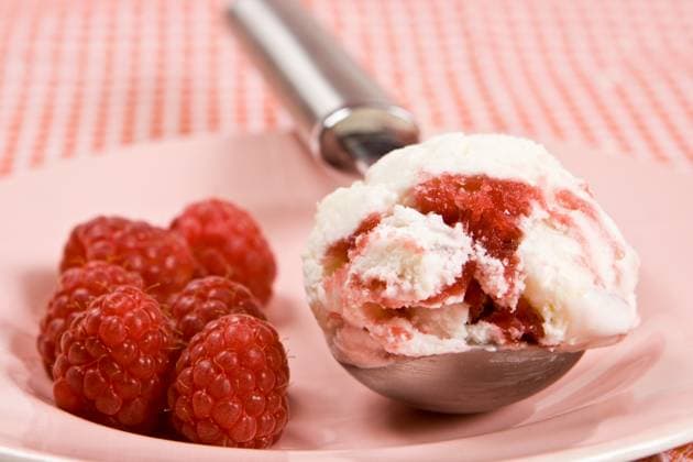 Fresh raspberries with ice cream on a plate Copyright: xRobertxAnthonyx xDesignxPicsx , 30354618 Copyright: RobertxAnthonyx xDesignxPics 30354618