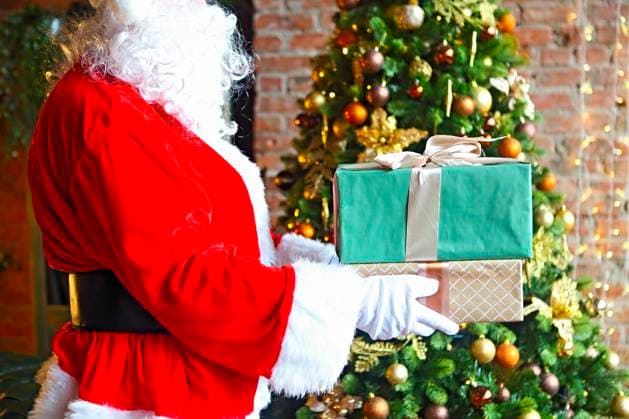Santa Claus secretly putting gift boxes by the Christmas tree Santa Claus secretly putting gift boxes by the Christmas tree. Xmas ,model released, Symbolfoto Copyright: xZoonar.com DashaxPetrenkox 14158067 ,model released, Symbolfoto ,property released