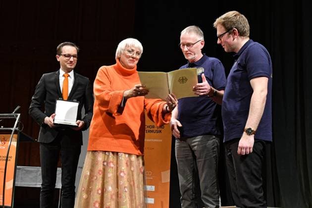 Entertainment Themen der Woche KW11 Entertainment Bilder des Tages Chor-Orchsester 19.03.2023 Festakt zur Verleihung der Zelter- und PRO MUSICA-Plaketten mit der Kulturstaatsministerin Claudia Roth im Rahmen der Tage der Chor- und Orchestermusik (TCOM) in Dessau-Roßlau im Dessauer Theater. VERLEIHUNG DER ZELTER-PLAKETTE an den Berliner Mozart-Chor und VERLEIHUNG DER PRO MUSICA-PLAKETTE an den Posaunenchor Döbeln Dessau-Rosslau Land Deutschland *** Choir Orchsester 19 03 2023 Ceremony for the award of the Zelter and PRO MUSICA plaques with the Minister of Culture Claudia Roth in the context of the Days of Choir and Orchestra Music TCOM in Dessau Roßlau in the Dessau Theater AWARD OF THE ZELTER PLAKETTE to the Berlin Mozart Choir and AWARD OF THE PRO MUSICA PLAKETTE to the Trombone Choir Döbeln Dessau Ros