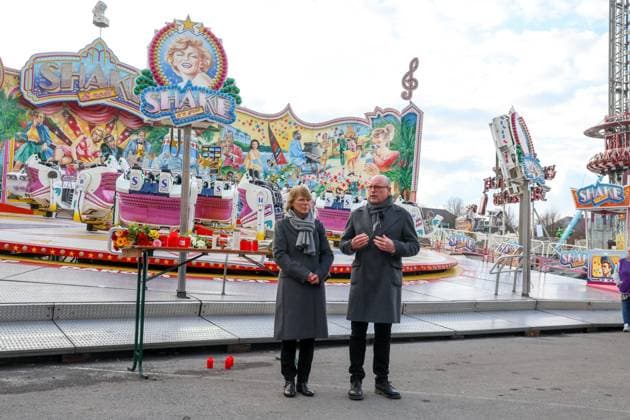 News Themen der Woche KW11 News Bilder des Tages Münster bricht Volksfest Send nach tödlichem Messerangriff vorzeitig ab DEU, Deutschland, Nordrhein-Westfalen, Münster, 19.03.2023: Wegen eines tödlichen Messerangriffs bricht die Stadt Münster den Send auf dem Schlossplatz vorzeitig ab. Markus Lewe (CDU), Oberbürgermeister der Stadt Münster (Mitte) zündet am Tatort einen Gedenkkerze an und spricht zu den Schaustellern. Neben dem Oberbürgermeister Ehefrau Maria Lewe. *** Münster cancels folk festival Send after fatal knife attack prematurely DEU, Germany, North Rhine-Westphalia, Münster, 19 03 2023 Because of a fatal knife attack, the city of Münster cancels the Send on the Schlossplatz prematurely Markus Lewe CDU , Lord Mayor of the city of Münster Mitte lights a memorial candle a