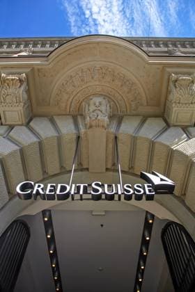 Zuerich, Schweiz - Credit Suisse, Firmenlogo an der Fassade der Hauptverwaltung der Credit Suisse Bank am Paradeplatz im Quartier City in Zürich, hier anlässlich der Übernahme durch die UBS Bank. Archivaufnahme vom 20.05.2007 Zürich Schweiz *** Zurich, Switzerland Credit Suisse, company logo on the facade of the Credit Suisse Bank headquarters on Paradeplatz in the City district of Zurich, here on the occasion of the takeover by UBS Bank Archival photograph dated 20 05 2007 Zurich Switzerland
