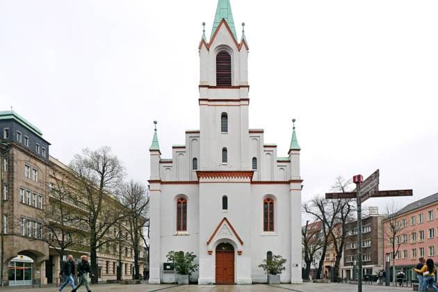 Ehemalige Schloßkirche und heutige Synagoge von Cottbus Am 09. November 2015 wurde die ehemalige Schloßkirche an die neugegründete Jüdische Gemeinde von Cottbus übergeben. Seither wird diese als Synagoge, Raum für religiöses Leben, genuzt. Ursprünglich wurde die Schloßkirche im Jahr 1714 von Hugenotten erbaut. Cottbnus Brandenburg Deutschland *** Former castle church and todays synagogue of Cottbus On 09 November 2015, the former castle church was handed over to the newly founded Jewish community of Cottbus Since then, this is used as a synagogue, space for religious life, Originally, the castle church was built in 1714 by Huguenots Cottbnus Brandenburg Germany