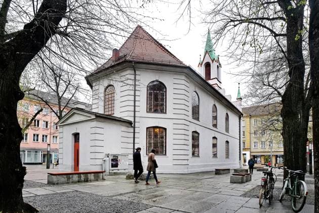 Ehemalige Schloßkirche und heutige Synagoge von Cottbus Am 09. November 2015 wurde die ehemalige Schloßkirche an die neugegründete Jüdische Gemeinde von Cottbus übergeben. Seither wird diese als Synagoge, Raum für religiöses Leben, genuzt. Ursprünglich wurde die Schloßkirche im Jahr 1714 von Hugenotten erbaut. Cottbnus Brandenburg Deutschland *** Former castle church and todays synagogue of Cottbus On 09 November 2015, the former castle church was handed over to the newly founded Jewish community of Cottbus Since then, this is used as a synagogue, space for religious life, Originally, the castle church was built in 1714 by Huguenots Cottbnus Brandenburg Germany