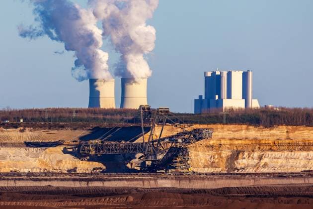 Tagebau Welzow-Sued mit Kraftwerk Schwarze Pumpe DEU Deutschland Brandenburg Welzow, 16.03.2023, Braunkohletagebau Welzow-Süd mit Kraftwerk Schwarze Pumpe (LEAG). Ein Schaufelradbagger arbeitet im Tagebau Welzow-Süd des lausitzer Energieunternehmens LEAG, am Horizont das nahegelegene Kohlekraftwerk Schwarze Pumpe. Kuerzlich war bekannt geworden, dass Die GRÜNEN beabsichtigen, den für das Jahr 2038 vereinbarten Kohleausstieg in Deutschland auf das Jahr 2030 vorzuziehen. *** Open pit Welzow South with power plant Schwarze Pumpe DEU Germany Brandenburg Welzow, 16 03 2023, open pit lignite mine Welzow South with power plant Schwarze Pumpe LEAG A bucket wheel excavator works in the open pit Welzow South of the Lausitz energy company LEAG, on AF_Welzow_35623