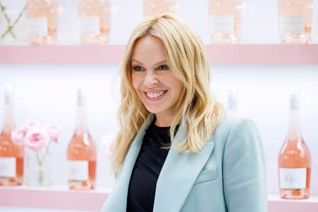 Bilder des Jahres 2023, Entertainment 03 März Entertainment Themen der Woche KW12 Entertainment Bilder des Tages Popstar Kylie Minogue steht auf der Messe ProWein 2023 an ihrem Weinstand. Der britisch-australische Sängerin stellte einen nach ihr benannten alkoholfreien Rose-Prosecco in der Messe Düsseldorf vor. Düsseldorf, 20.03.2023 NRW Deutschland *** Pop star Kylie Minogue stands at her wine stand at the ProWein 2023 trade fair The British Australian singer presented a non-alcoholic Rose Prosecco named after her at the Düsseldorf trade fair Düsseldorf, 20 03 2023 NRW Germany Copyright: xChristophxHardtx