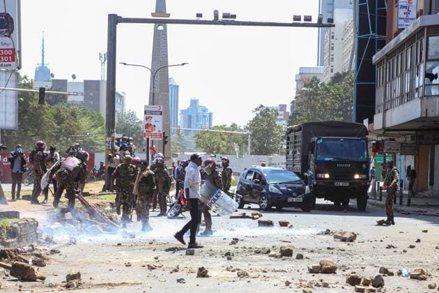 News Themen der Woche KW12 News Bilder des Tages March 20, 2023, Nairobi, Kenya: Kenya police clear blocked Haile Selassie avenue during a protest by Kenya s opposition party the Azimio La Umoja One Kenya Alliance over the high cost of living and President William Ruto s government. Kenya s opposition leader Raila Odinga s supporters protested in Nairobi and other parts of the country, engaging police in running battles. Protesters criticized the high cost of living, alleging electoral irregularities, and corruption in the government of President William Ruto. Nairobi Kenya - ZUMAs197 20230320_zaa_s197_217 Copyright: xBonifacexMuthonix