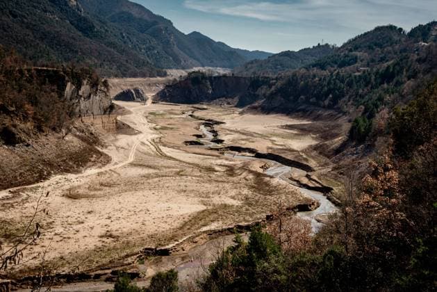 Bilder des Jahres 2023, News 03 März News Themen der Woche KW12 News Bilder des Tages Spanien, Dürre in Katalonien March 20, 2023, Cercs, Barcelona, Spain: The almost dry riverbed of the Llobregat river while entering the reservoir of La Baells in Cercs, Barcelona Province, Spain. Water restrictions tightened further in Catalonia due to ongoing drought that has now been for 29 months and that is related to climate change and global warming. Currently, Catalan reservoirs are at 27 percent of their capacity. Cercs Spain - ZUMAb137 20230320_zap_b137_025 Copyright: xJordixBoixareux