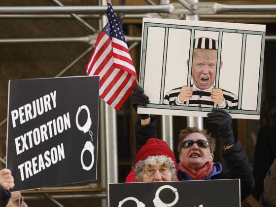 News Themen der Woche KW12 News Bilder des Tages Protesters hold up signs outside of New York State Manhattan District Attorney Alvin Bragg s office awaiting the possible indictment of Former President Donald Trump in New York City on Tuesday, March 21, 2023. The Manhattan District Attorney continues to investigate charges related to hush-money payments to porn star Stormy Daniels.  NYP20230321105 JohnxAngelillo