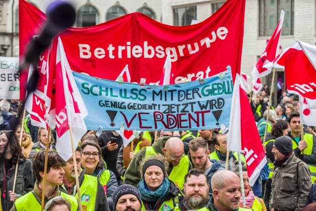 March 21, 2023, Munich, Bavaria, Germany: The German Ver.di Union has called for a large strike action in the Munich region which encompasses vast numbers of public works and administrative departments of the city and county of Munich. Some of the groups striking include: Stadtsparkasse, LandratsoÂ¤mter der Landkreise um MoÂ¼nchen herum, StoÂ¤dte und Gemeinden in den um MoÂ¼nchen liegenden Landkreisen, Agentur foÂ¼r Arbeit, Jobcenter, Deutsche Rentenversicherung (DRV), Kreisjugendring MoÂ¼nchen Stadt, Kreisjugendring MoÂ¼nchen Land, Bundeswehr, Pfennigparade: Ambulante Dienste und Stiftung PhoÂ¶nix, Verein foÂ¼r heilpoÂ¤dagogische Aufgaben (HPA), HeilpoÂ¤dagogisch-psychotherapeutische Kinder und Jugendhilfe, NachwuchskroÂ¤fte. - ZUMAb160 20230321_zbp_b160_024 Copyright: xSachellexBabbarx