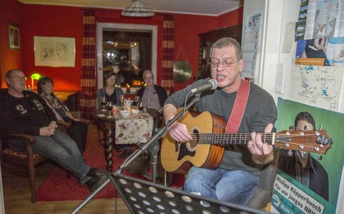 <p>Musiker Thorsten Siltmann gab am Freitag, den 20.01.2017 im Wohnzimmer der Familie Küpperbusch, Wilhelm-Schroeder-Straße 19 in Moers einen Liederabend. Deutschland NRW Moers Copyright: ErwinxPottgiesser
