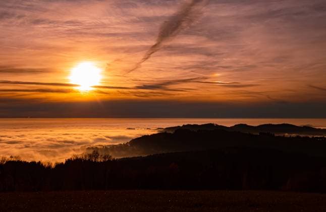 IMAGO Creative: Herbst, Lichtimpressionen Autumn or indian summer sunset above the clouds near Kostenz, Bavarian forest, Bavaria, Germany Kostenz u 016