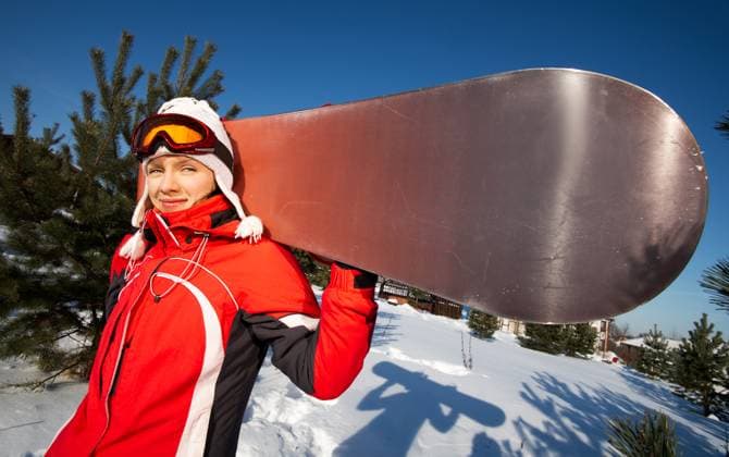 Happy female snowboarder over blue sky in forest Copyright: xSergeyxTumanovx xDesignxPicsx , 30464623 Copyright: SergeyxTumanovx xDesignxPics 30464623