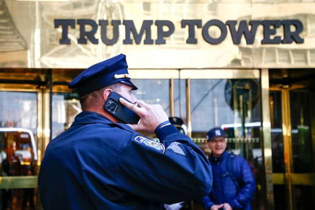 Bilder des Jahres 2023, News 03 März News Themen der Woche KW12 News Bilder des Tages March 21, 2023, New York City, NY, United States of America: NYPD officers set up step barricades outside Trump Tower after a small crowd gathers on March 21, 2023 in New York City. NYC and other cities are bracing for a possible indictment of former President Donald Trump by Manhattan District Attorney Alvin Bragg in his investigation into the former president s involvement in a hush money payment to adult film actress Stormy Daniels prior to the 2016 presidential election. New York City United States of America - ZUMAv122 20230321_zap_v122_023 Copyright: xWilliamxVolcovx