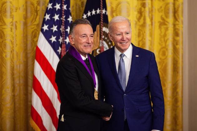 Bilder des Jahres 2023, Entertainment 03 März Entertainment Themen der Woche KW12 Biden awards arts and humanities medals at the White House President Joe Biden shakes hands with Bruce Springsteen after awarding him the National Medal of the Arts during a White House ceremony giving arts and humanities medals to 23 individuals. The event honored the 2021 recipients of the medals. The original award ceremony was postponed due to the coronavirus pandemic. Both medals are the highest honors given by the US government in the arts and humanities. Washington DC United States  Copyright: xAllisonxBaileyx originalFilename: bailey-bidenawa230321_npF5Q.jpg